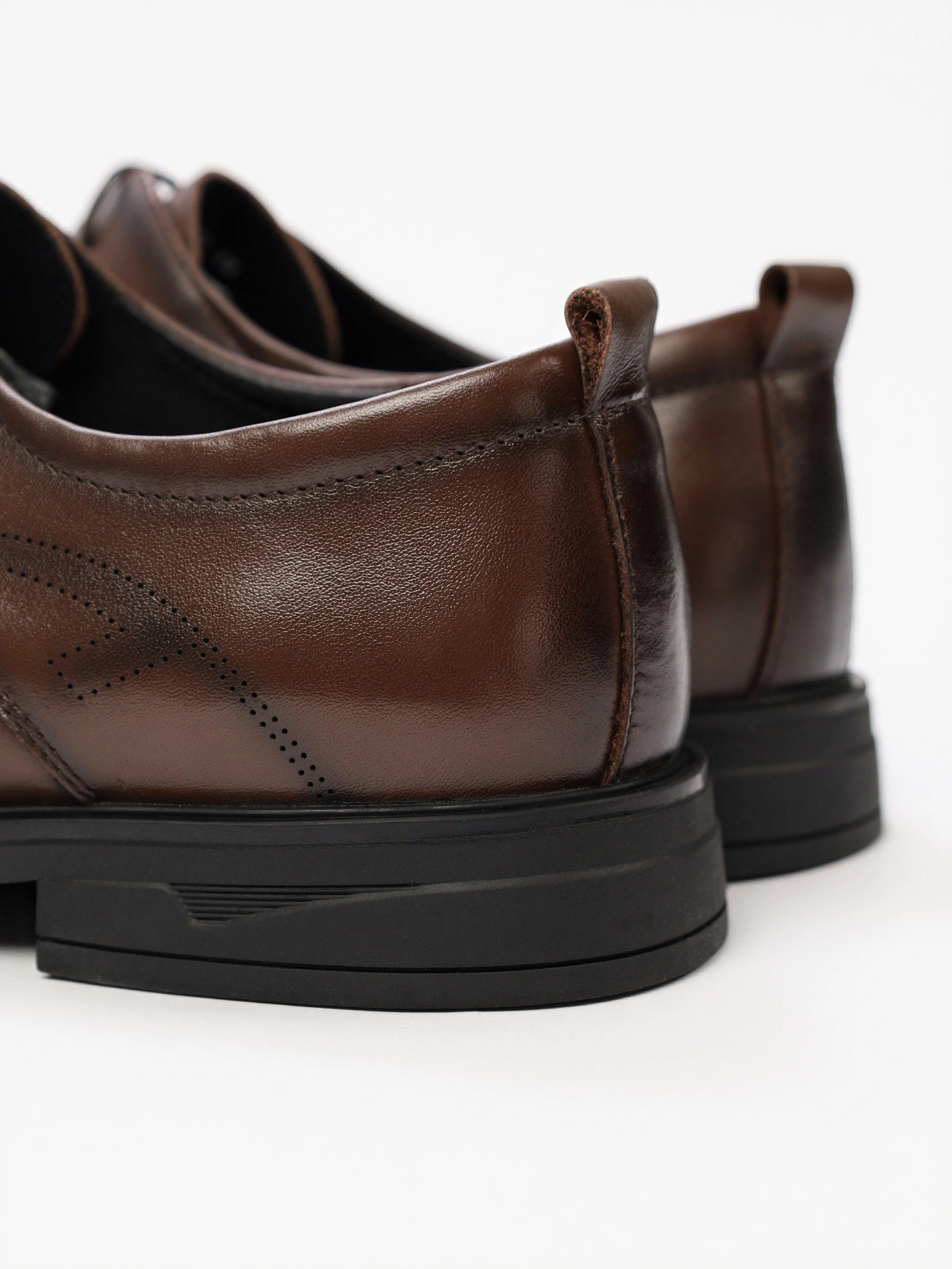 Туфли-дерби коричневого цвета на низком каблуке